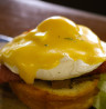 Menikmati Lezatnya Eggs Benedict di Makassar